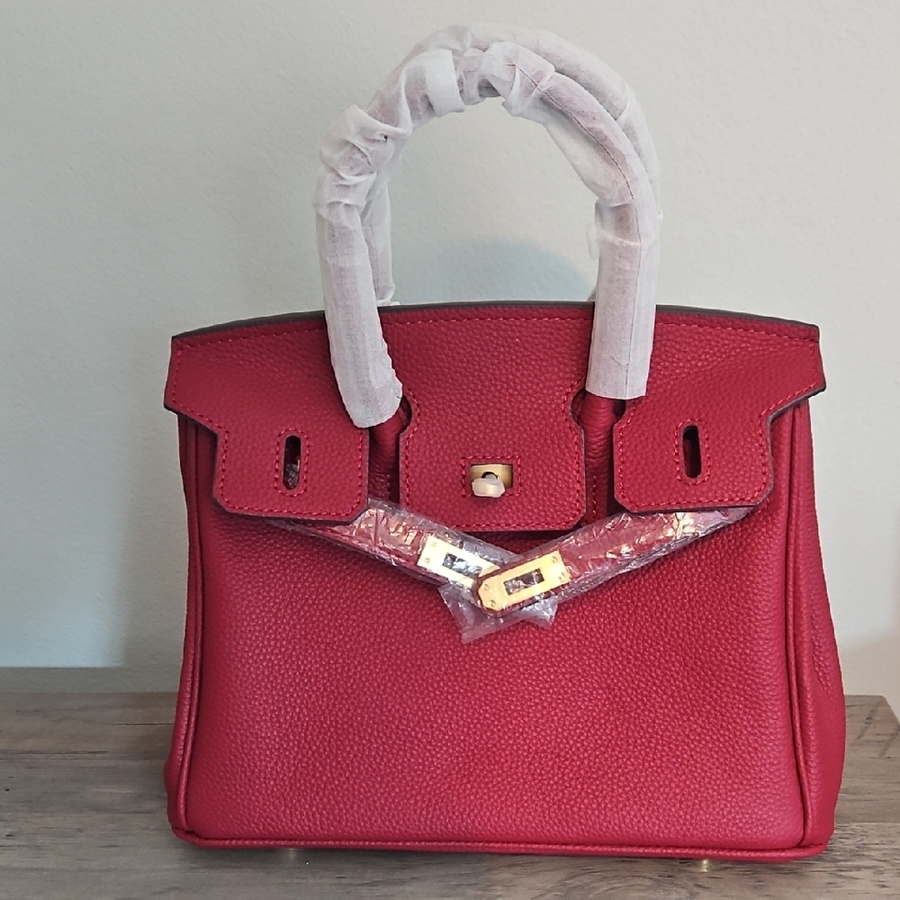 Elegant Red Satchel with Timeless Design